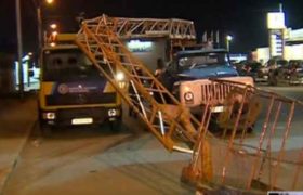 თბილისში სატვირთო მანქანა ამწეს დაეჯახა - 2 ადამიანი დაშავდა