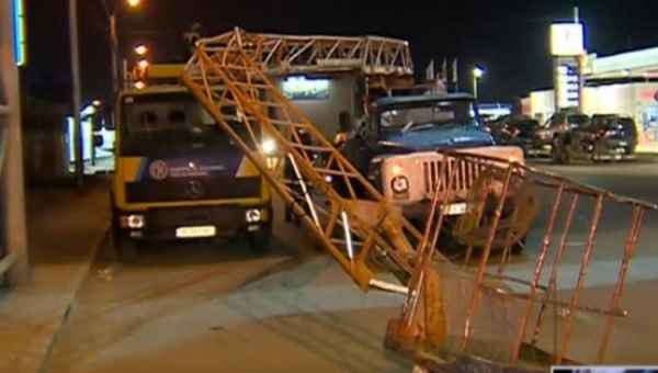 თბილისში სატვირთო მანქანა ამწეს დაეჯახა - 2 ადამიანი დაშავდა