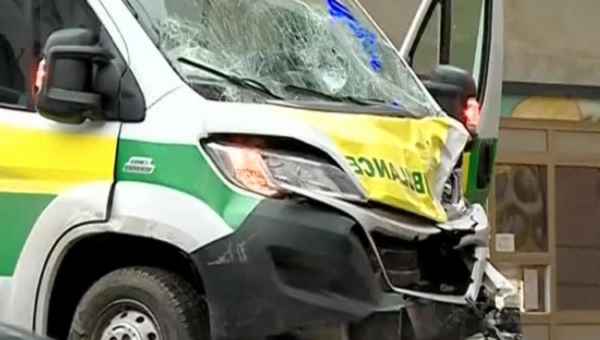 ტრაგედია ვაკეში - სასწრაფოს მანქანა ტროტუარზე აქსის თაუერის მუშებს დაეჯახა - 1 ადამიანი დაიღუპა, 12 დაშავდა - ვიდეო