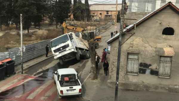 თბილისში მიწა ჩავარდა და სატვირთო მანქანა ჩაიყოლა