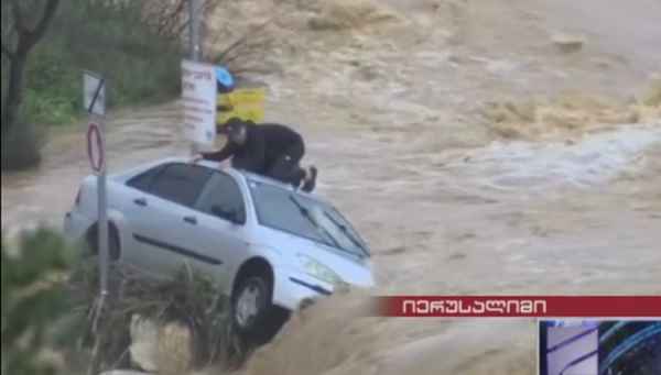 წყალდიდობა იერუსალიმში - წყლიდან მანქანის მძღოლი ამოიყვანეს
