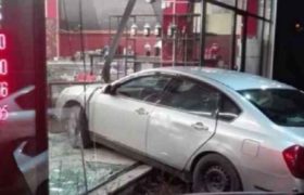 თბილისში ავტომობილი მაღაზიაში შევარდა თბილისში ავტომობილი მაღაზიაში შევარდა