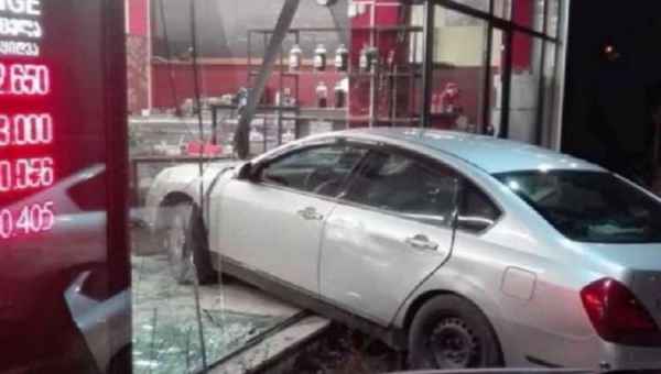 თბილისში ავტომობილი მაღაზიაში შევარდა  