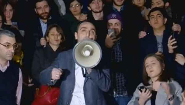 გიორგი ქადაგიძემ ილიაუნს 24 საათიანი ულტიმატუმი წაუყენა - სტუდენტებმა მასობრივი აქცია მოაწყვეს