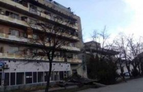 გორში ძლიერმა ქარმა სახურავი ყოფილი სასტუმრო „ქართლის“ შენობას გადახადა