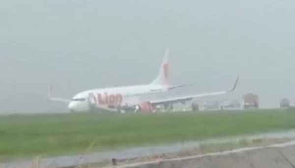 Lion Air-ის კუთვნილი სამგზავრო თვითმფრინავი ასაფრენი ბილიკიდან გადავიდა - ვიდეო