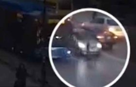 გოგონამ ტურისტს ჩანთა წაართვა, ავტობუსს გადაურბინა და მანქანა დაეჯახა - რა მოხდა პუშკინზე