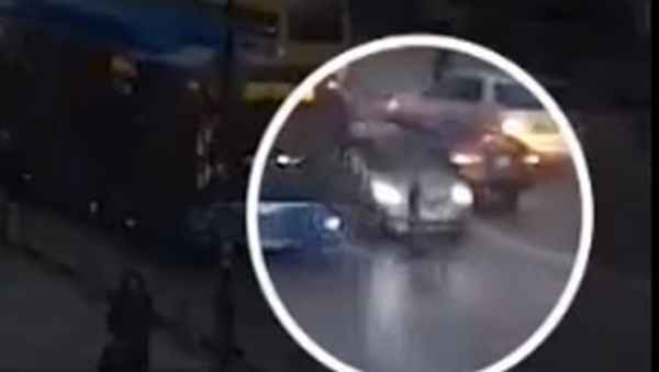 გოგონამ ტურისტს ჩანთა წაართვა, ავტობუსს გადაურბინა და მანქანა დაეჯახა - რა მოხდა პუშკინზე