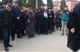 ყარაჯალაში მოკლული 19 წლის ბიჭის ნათესავები მკვლელობაში ბრალდებულის ოჯახის სოფლიდან გასახლებას ითხოვენ ყარაჯალაში მოკლული 19 წლის ბიჭის ნათესავები მკვლელობაში ბრალდებულის ოჯახის სოფლიდან გასახლებას ითხოვენ