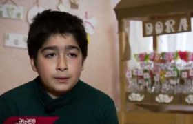 მამალოები წარწერით Stop Russia - 11 წლის გორელი გიორგი შეშაბერიძის ბიზნესი