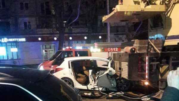 ვაჟაზე მანქანა სამშენებლო ამწეს დაეჯახა - 2 ადამიანი დაიღუპა