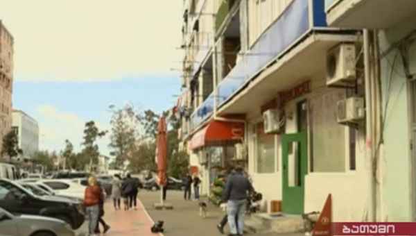 ბათუმში მამაკაცმა ბიზნეს-პარტნიორი დაჭრა და პოლიციის შენობაში მკერდში ტყვია დაიხალა