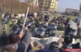 ინგუშეთში მომიტინგეებმა ტელევიზიაში შეჭრა სცადეს - პოლიციამ ისინი ხელკეტებით გარეკა