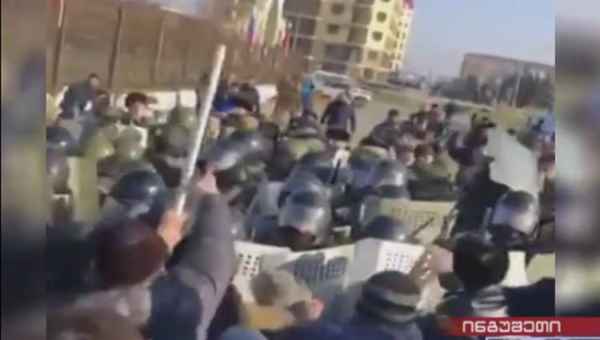 ინგუშეთში მომიტინგეებმა ტელევიზიაში შეჭრა სცადეს - პოლიციამ ისინი ხელკეტებით გარეკა