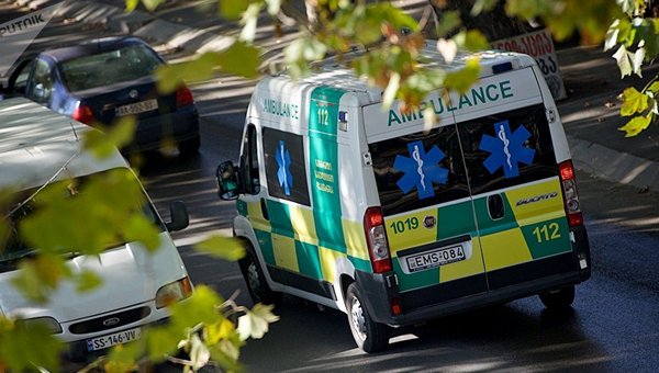 ტყიბულთან მანქანა ხეს შეეჯახა - 1 ადამიანი დაიღუპა, 2 დაშავდა