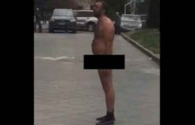 თბილისში პარლამენტის წინ მამაკაცი გაშიშვლდა