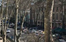 ტაქსისტებმა რუსთაველზე გზა გადაკეტეს - საპროტესტო აქციაზე ერთი პირი დააკავეს