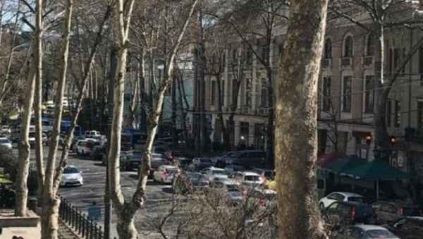 ტაქსისტებმა რუსთაველზე გზა გადაკეტეს - საპროტესტო აქციაზე ერთი პირი დააკავეს