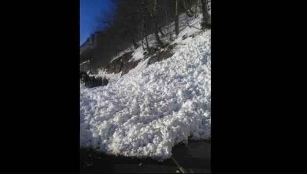 რაჭაში ზვავი ჩამოწვა - ალყაში მოქცეული მგზავრები ტრაქტორს ან ნიჩბებს ითხოვენ