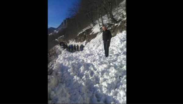 რაჭაში ზვავი ჩამოწვა - ალყაში მოქცეული მგზავრები ტრაქტორს ან ნიჩბებს ითხოვენ