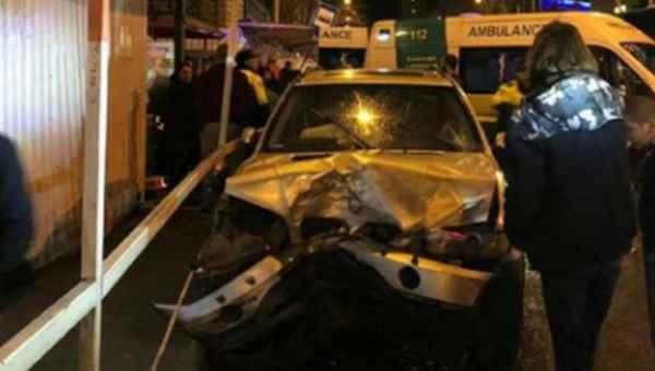 ვაკეში მანქანა გაჩერებაზე შევარდა - დაშავდა 1 ქალი