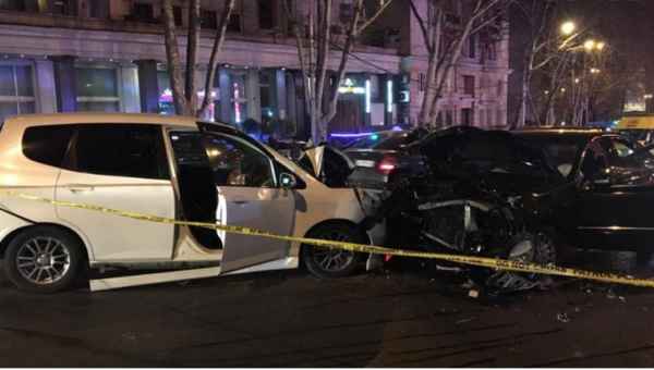 კოსტავას ქუჩაზე ერთმანეთს 3 ავტომობილი შეეჯახა - 2 მძღოლი დაშავდა