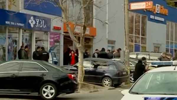 გლდანში საქართველოს ბანკზე თავდამსხმელებმა გოგონა მძევლად აიყვანეს და მიიმალნენ