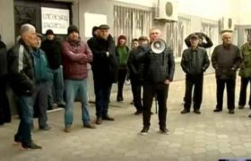 ელმავალმშენებლის მუშებმა ადმინისტრაცია შენობაში არ შეუშვეს