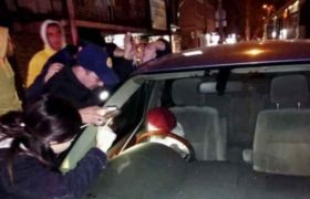 თბილისში 2 წლის ნინა ჩაკეტილი მანქანიდან მაშველებმა ამოიყვანეს