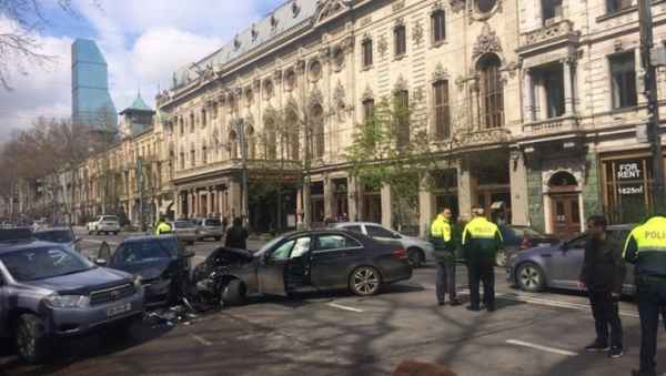 ავარია რუსთაველზე - ერთმანეთს სამი ავტომობილი შეეჯახა