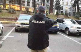 პარლამენტთან ”მიცუბიშის” საქარე მინა ჩაუმტვრიეს პარლამენტთან ”მიცუბიშის” საქარე მინა ჩაუმტვრიეს