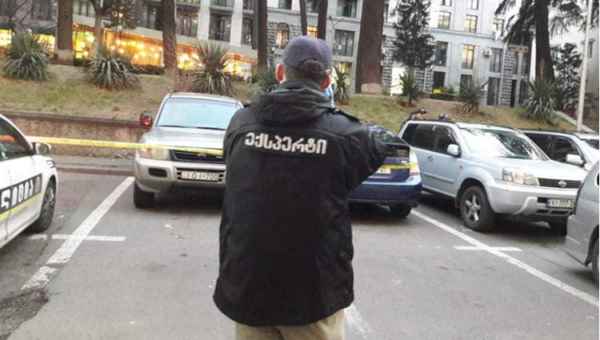 პარლამენტთან ”მიცუბიშის” საქარე მინა ჩაუმტვრიეს