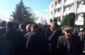 ზუგდიდში პროკურატურასთან ბესიკ დგებუაძის ახლობლებმა აქცია გამართეს