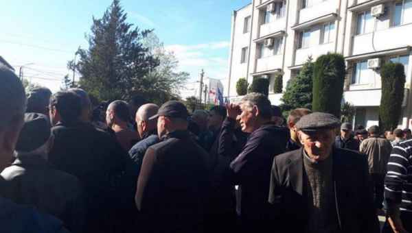 ზუგდიდში პროკურატურასთან ბესიკ დგებუაძის ახლობლებმა აქცია გამართეს