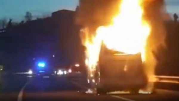 ბათუმთან სამგზავრო ავტობუსს ცეცხლი გაუჩნდა