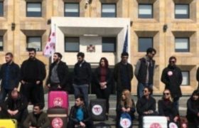 „ერთად სახლშის“ წევრებმა კანცელარიასთან სამგზავრო ჩანთები მიიტანეს