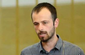 ვაკეში ვახუშტი მენაბდე დააკავეს - "ჩვენ დაგვაკავეს, მაგრამ თქვენ არ დაიშალოთ! თქვენ მოდით!"