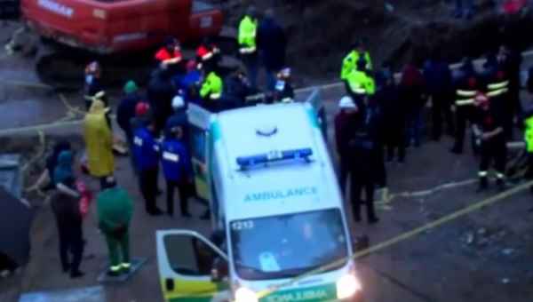 "ველოდებით, რომ იპოვონ ე.ვ. გარეთ დგანან მეუღლე და 17 წლის შვილი და რამოდენიმე მუშა"