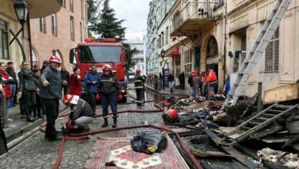 ბათუმში ორსართულიანი სახლის ნაწილი დაიწვა