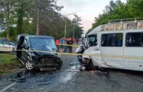 ქუთაისთან 2 სამგზავრო მიკროავტობუსი ერთმანეთს შეეჯახა