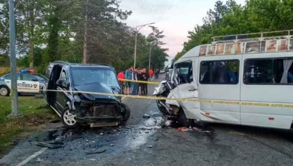 ქუთაისთან 2 სამგზავრო მიკროავტობუსი ერთმანეთს შეეჯახა