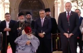 „პრემიერს მახათას მთაზე ცოტა ღვინო დაალევინეს, ვის არ მოსვლია?!“ „პრემიერს მახათას მთაზე ცოტა ღვინო დაალევინეს, ვის არ მოსვლია?!“