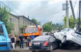 თელავში ავარიის შემდეგ მოცურებული მანქანა ქვეით მამაკაცს დაეჯახა და მოკლა თელავში ავარიის შემდეგ მოცურებული მანქანა ქვეით მამაკაცს დაეჯახა და მოკლა