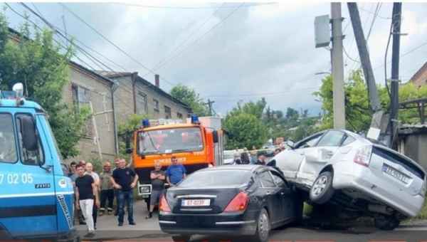 თელავში ავარიის შემდეგ მოცურებული მანქანა ქვეით მამაკაცს დაეჯახა და მოკლა