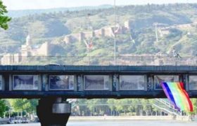 ბარათაშვილის ხიდზე ლგბტ დროშა გადმოკიდეს