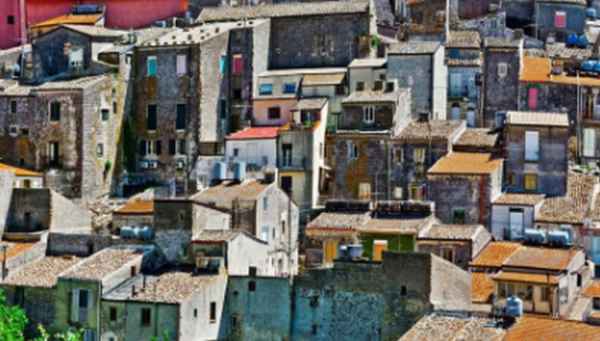 იტალიის ქალაქში სახლები 1 ევროდ იყიდება