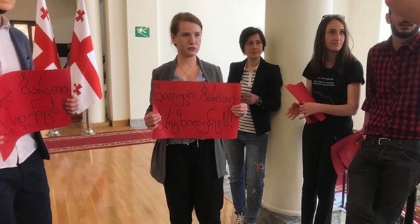 „წითელი ბარათი პრეზიდენტს“