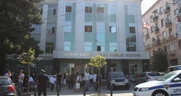 სისხლიანი გარჩევა 51-ე სკოლაში - მე-12 კლასელები ერთმანეთს დანებით დაუპირისპირდნენ