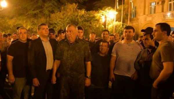 სოხუმში ოპოზიციამ მთავრობას მოუგო და აქცია შეწყვიტა - საპრეზიდენტო არჩევნები 26 აგვისტოს გადაიტანეს