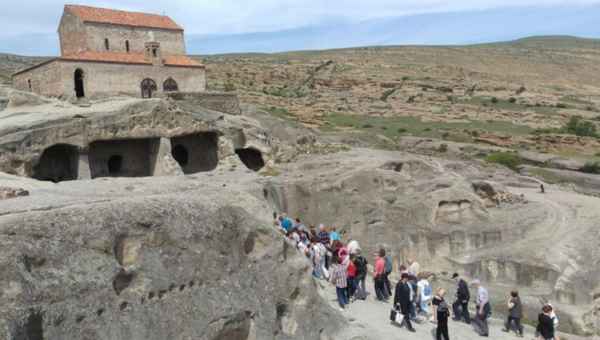 უფლისციხეში 7 წლის ბიჭი სიმაღლიდან გადავარდა - ბავშვი კლინიკიდან უკვე გაწერეს